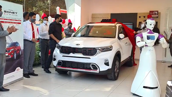 Kia Sonet Delivery Taken By A Robot: रोबोट ने ली किया साॅनेट की डिलीवरी, देखें वीडियो