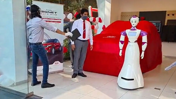 Kia Sonet Delivery Taken By A Robot: रोबोट ने ली किया साॅनेट की डिलीवरी, देखें वीडियो