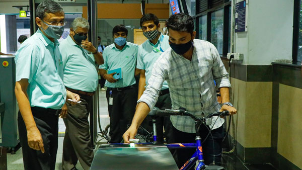Bicycles In Kochi Metro: कोच्ची मेट्रो में ले जा सकते हैं बाइक, क्या दिल्ली में भी यह सुविधा हो शुरू?