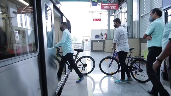 Bicycles In Kochi Metro: कोच्ची मेट्रो में ले जा सकते हैं बाइक, क्या दिल्ली में भी यह सुविधा हो शुरू?