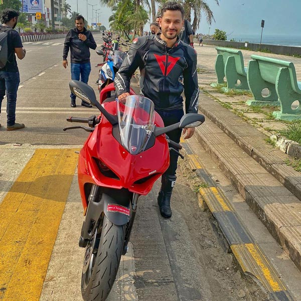 Kunal Khemu's New Bike: कुणाल खेमू ने अपने कलेक्शन में जोड़ी बीएमडब्ल्यू की यह शानदार बाइक, देखें
