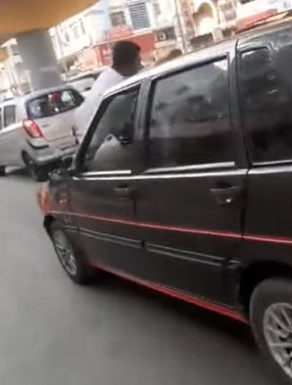 कार रोकने को कहा तो चालक ने बोनट पर पुलिस को घसीटा, कैमरे में कैद हुई वीडियो