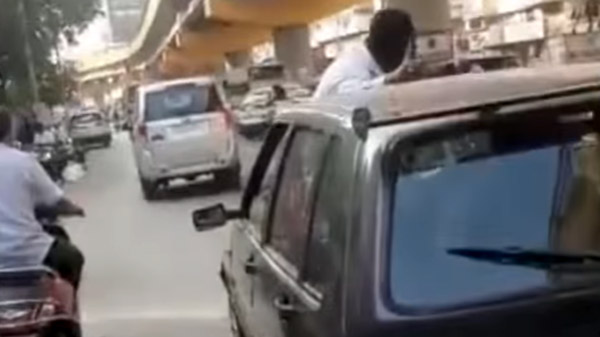 कार रोकने को कहा तो चालक ने बोनट पर पुलिस को घसीटा, कैमरे में कैद हुई वीडियो