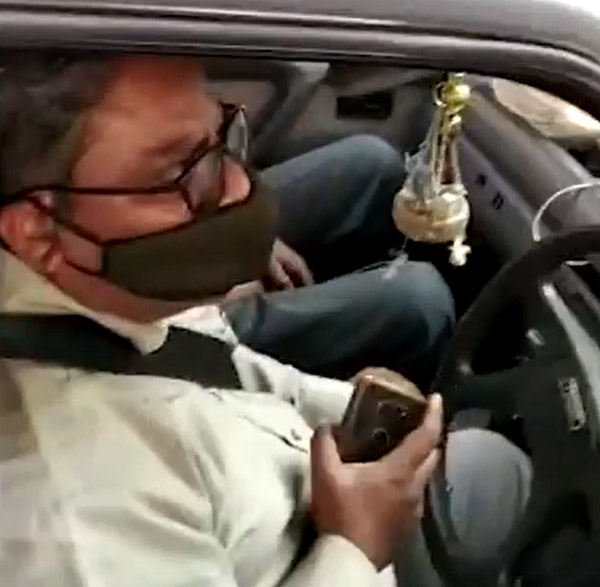 कार रोकने को कहा तो चालक ने बोनट पर पुलिस को घसीटा, कैमरे में कैद हुई वीडियो