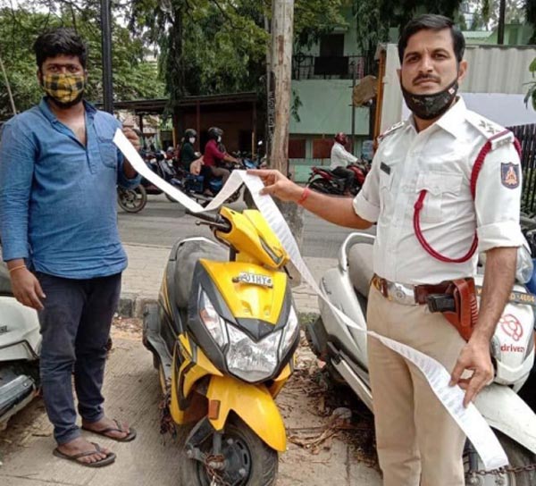 Man Asked To Pay 42.5K Fine: युवक से फाइन भरने को कहा गया तो उसने पुलिस को सौंपी अपनी स्कूटर