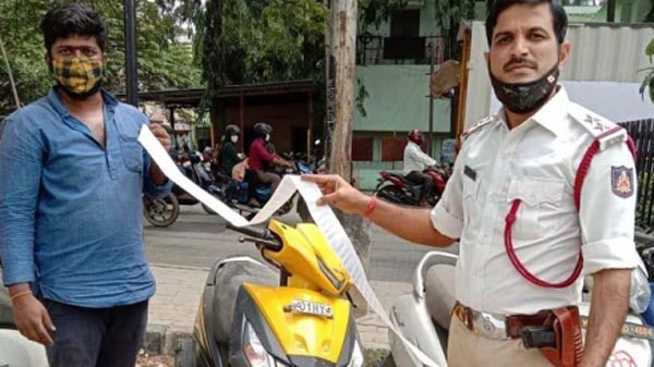 Man Asked To Pay 42.5K Fine: युवक से फाइन भरने को कहा गया तो उसने पुलिस को सौंपी अपनी स्कूटर