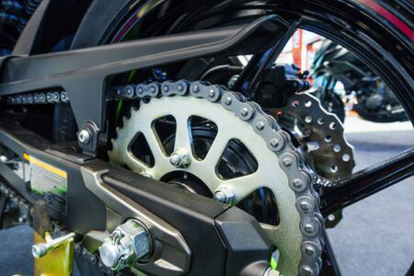 Motorcycle Chain Care: इस तरह रखेंगे बाइक चेन का ख्याल तो चलेगी सालों साल, जानें आसान टिप्स