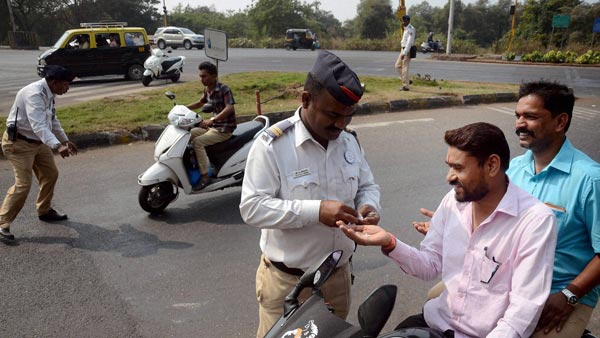 ओडिशा पुलिस रद्द करेगी बगैर हेलमेट के बाइक चलाने वालों का लाइसेंस, जानें