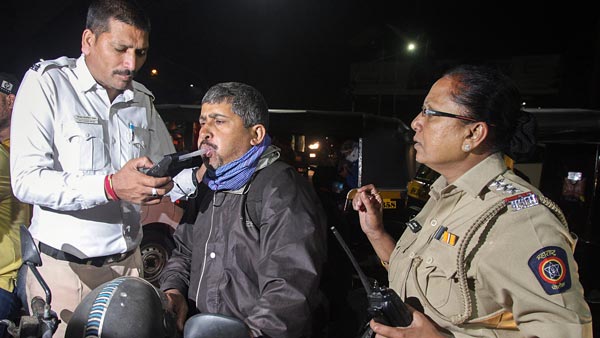 ओडिशा पुलिस रद्द करेगी बगैर हेलमेट के बाइक चलाने वालों का लाइसेंस, जानें