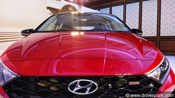 New Hyundai i20 First Look Review: न्यू हुंडई आई20 रिव्यू: डिजाईन, फीचर्स, इंजन, गियरबॉक्स जानकारी