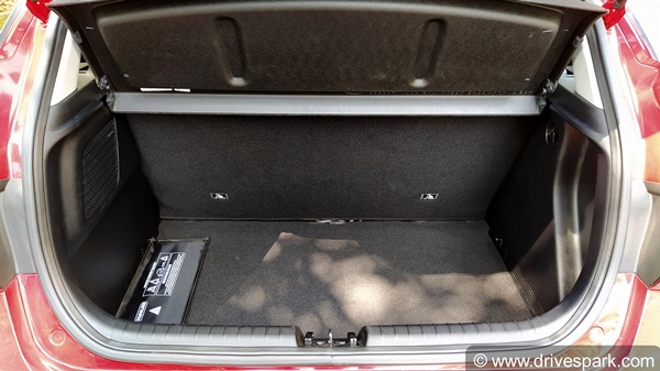 New Hyundai i20 Review (First Drive): न्यू हुंडई आई20 रिव्यू: डिजाईन, फीचर्स, परफॉर्मेंस, हैंडलिंग, इंजन, गियरबॉक्स जानकारी