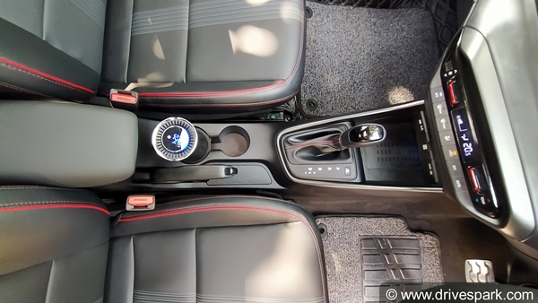 New Hyundai i20 Review (First Drive): न्यू हुंडई आई20 रिव्यू: डिजाईन, फीचर्स, परफॉर्मेंस, हैंडलिंग, इंजन, गियरबॉक्स जानकारी