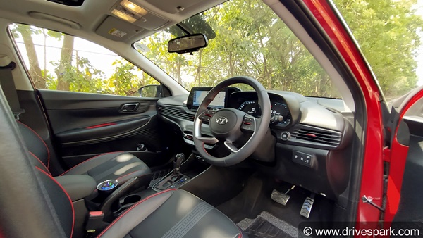 New Hyundai i20 Review (First Drive): न्यू हुंडई आई20 रिव्यू: डिजाईन, फीचर्स, परफॉर्मेंस, हैंडलिंग, इंजन, गियरबॉक्स जानकारी