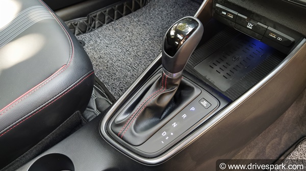 New Hyundai i20 Review (First Drive): न्यू हुंडई आई20 रिव्यू: डिजाईन, फीचर्स, परफॉर्मेंस, हैंडलिंग, इंजन, गियरबॉक्स जानकारी