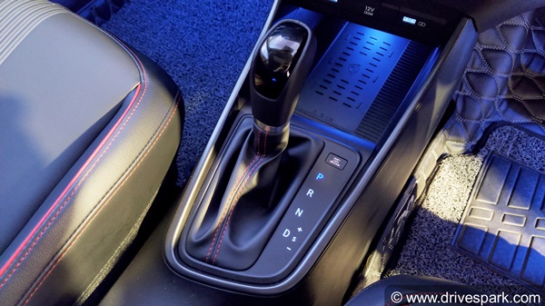 New Hyundai i20 First Look Review: न्यू हुंडई आई20 रिव्यू: डिजाईन, फीचर्स, इंजन, गियरबॉक्स जानकारी
