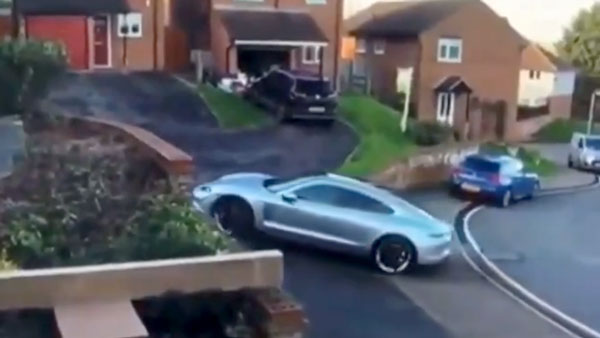 Porsche Hits SUV While Parking: पार्किंग करते हुए पोर्शे कार हुई बेकाबू, मारी एसयूवी को टक्कर