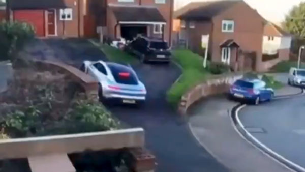 Porsche Hits SUV While Parking: पार्किंग करते हुए पोर्शे कार हुई बेकाबू, मारी एसयूवी को टक्कर