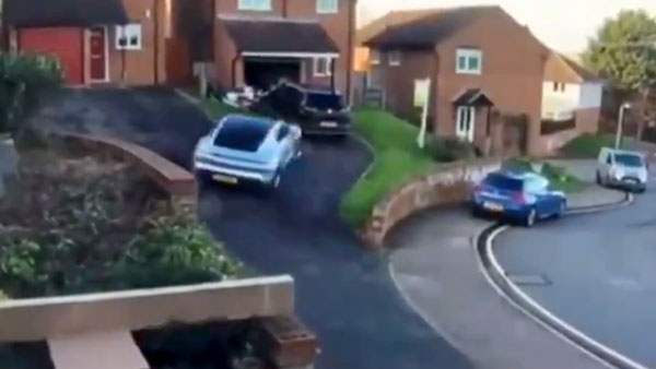 Porsche Hits SUV While Parking: पार्किंग करते हुए पोर्शे कार हुई बेकाबू, मारी एसयूवी को टक्कर
