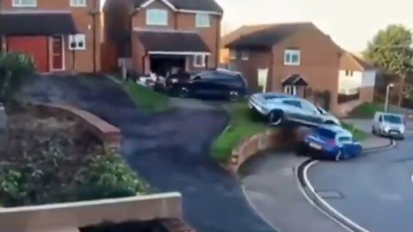 Porsche Hits SUV While Parking: पार्किंग करते हुए पोर्शे कार हुई बेकाबू, मारी एसयूवी को टक्कर