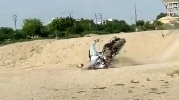 RE Bullet Stunt Goes Wrong: रॉयल एनफील्ड बुलेट को उड़ाया हवा में और फिर हुआ ये, देखें वीडियो