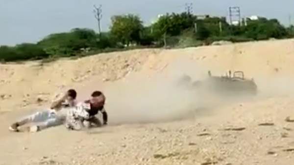 RE Bullet Stunt Goes Wrong: रॉयल एनफील्ड बुलेट को उड़ाया हवा में और फिर हुआ ये, देखें वीडियो