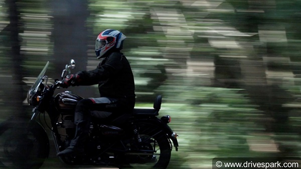 Royal Enfield Meteor 350 Review In Hindi: रॉयल एनफील्ड मिटिओर 350 रिव्यू: राइडिंग अनुभव, फीचर्स, सीटिंग, परफॉर्मेंस
