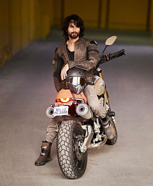 Shahid Kapoor Riding Scrambler 1100: डुकाटी की स्क्रैम्बलर 1100 चलाते दिखे शाहिद कपूर, तस्वीरें