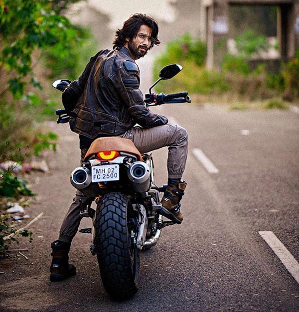 Shahid Kapoor Riding Scrambler 1100: डुकाटी की स्क्रैम्बलर 1100 चलाते दिखे शाहिद कपूर, तस्वीरें