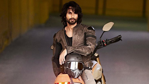 Shahid Kapoor Riding Scrambler 1100: डुकाटी की स्क्रैम्बलर 1100 चलाते दिखे शाहिद कपूर, तस्वीरें