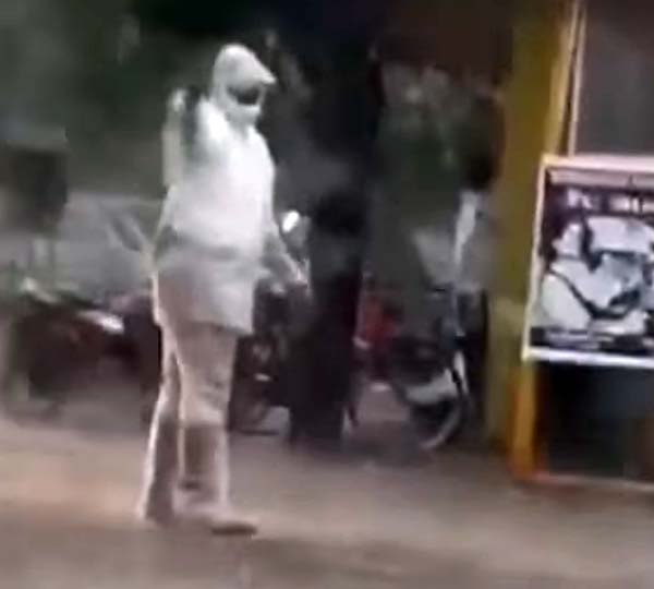 इस ट्रैफिक पुलिसकर्मी ने भारी बारिश में 4 घंटे संभाला ट्रैफिक, वीडियो हो रहा वायरल