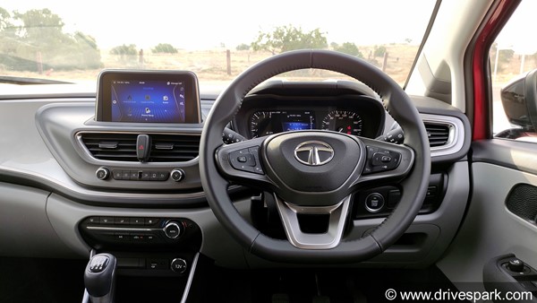 Tata Altroz XM+ Variant Launched: टाटा अल्ट्रोज एक्सएम+ वैरिएंट लॉन्च कीमत 6.60 लाख रुपये फीचर्स जानकारी