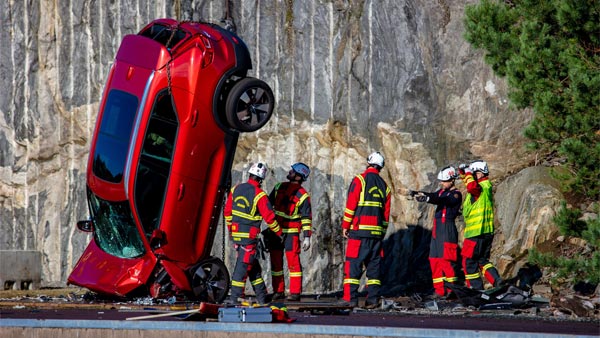 Volvo Drops New Cars For Training: वोल्वो ने 10 नई कारों को क्रेन से गिराकर किया तबाह, जानिए क्यों