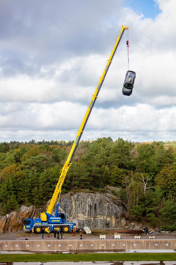Volvo Drops New Cars For Training: वोल्वो ने 10 नई कारों को क्रेन से गिराकर किया तबाह, जानिए क्यों