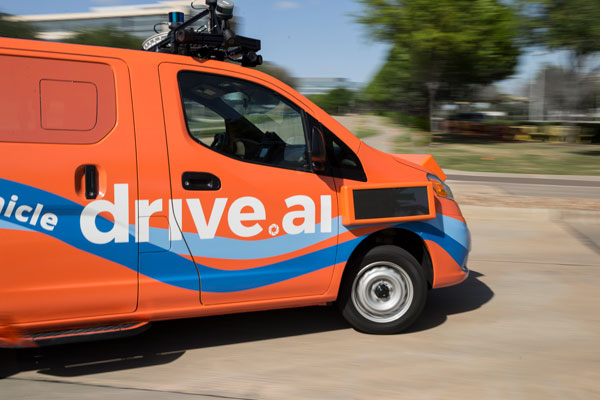 Apple Electric Car Launch Plan: एप्पल लॉन्च करेगी अपनी पहली इलेक्ट्रिक कार, जानें कब
