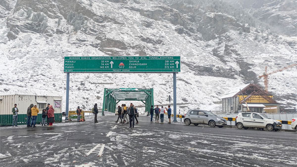 Record Vehicles Crosses Atal Tunnel: अटल टनल से एक दिन में सबसे अधिक 5,450 वाहन गुजरे, बना नया रिकॉर्ड