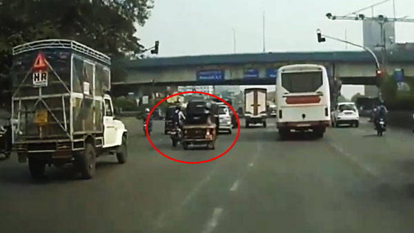 बहस के बाद ऑटोरिक्शा चालक ने बाइक सवार को मारी टक्कर, हैरान करने वाला वीडियो