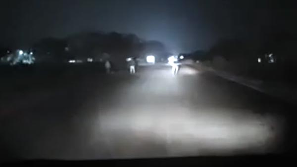 Car Robbery Attempt Failed: ड्राइवर की सूझ-बूझ से लुटने से बची कार, देखें हैरान कर देने वाला वीडियो