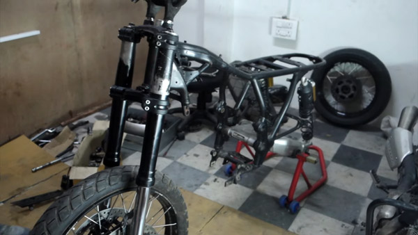 RE Continental GT Modifications: राॅयल एनफील्ड कॉन्टिनेंटल जीटी को मिला स्क्रैंबलर लुक, देखें