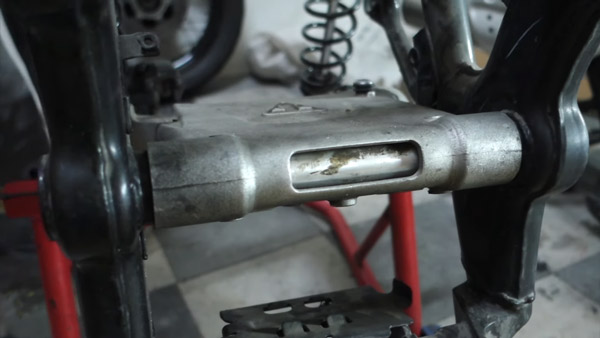RE Continental GT Modifications: राॅयल एनफील्ड कॉन्टिनेंटल जीटी को मिला स्क्रैंबलर लुक, देखें