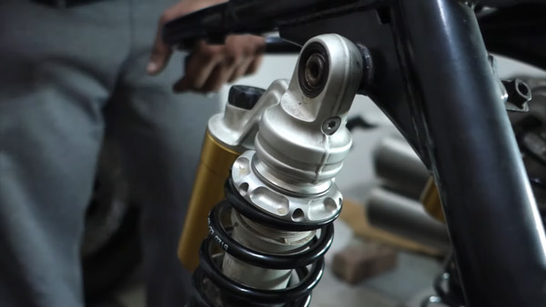 RE Continental GT Modifications: राॅयल एनफील्ड कॉन्टिनेंटल जीटी को मिला स्क्रैंबलर लुक, देखें