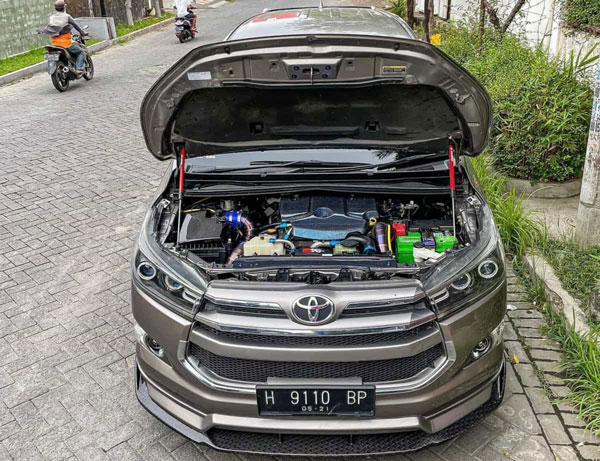 Toyota Innova Customized: इस कस्टमाइज्ड टोयोटा इनोवा में लगाई नई बॉडी किट, लग रही स्पोर्टी