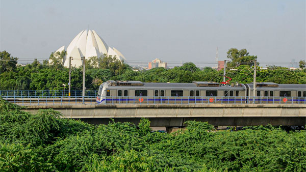 India’s First Driverless Train: प्रधान मंत्री नरेंद्र मोदी ने देश की पहली ड्राइवलेस ट्रेन का किया उद्घाटन