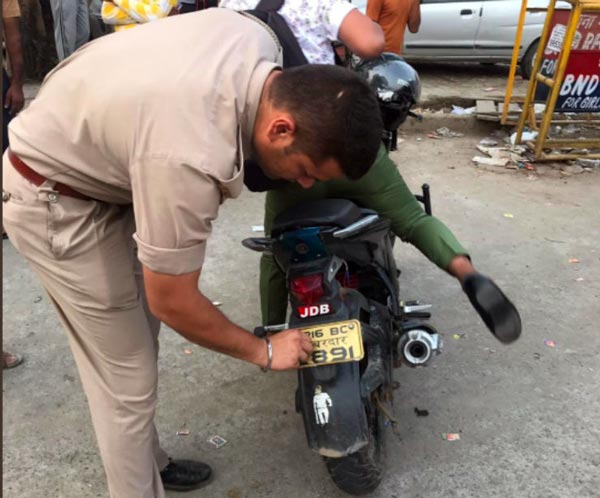 UP Police Fined Govt. Official: सरकारी अधिकारी ने गाड़ी पर लिखवाया था जाति का नाम, कटा चालान
