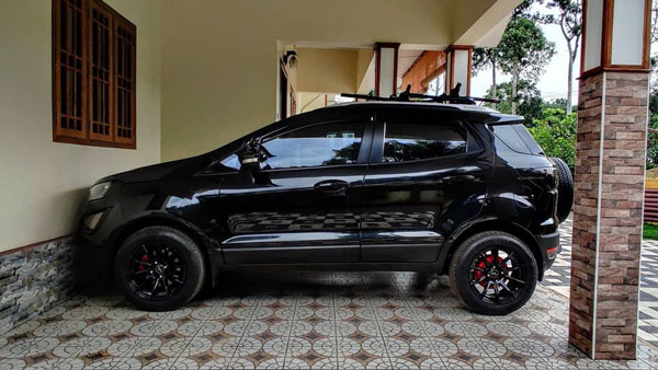 Ford EcoSport Modified: फोर्ड ईकोस्पोर्ट को मॉडिफाई कर दिया ऑल-ब्लैक थीम, लग रही शानदार