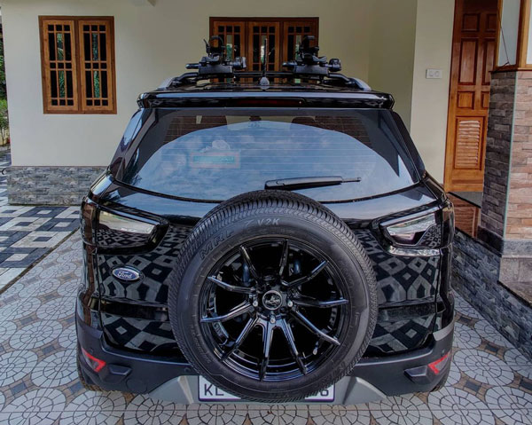 Ford EcoSport Modified: फोर्ड ईकोस्पोर्ट को मॉडिफाई कर दिया ऑल-ब्लैक थीम, लग रही शानदार