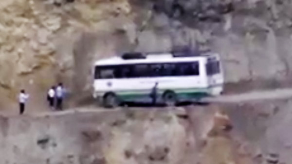 Bus Driver Shows Amazing Driving Skill: बस ड्राइवर ने पहाड़ी पर लिया यू-टर्न, जीत लिया लोगों का दिल