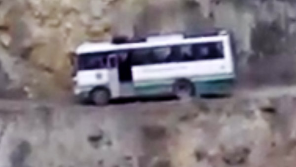 Bus Driver Shows Amazing Driving Skill: बस ड्राइवर ने पहाड़ी पर लिया यू-टर्न, जीत लिया लोगों का दिल