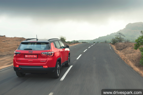 Jeep Compass December Discount: जीप कम्पास पर दिसंबर महीने में मिल रही 2 लाख रुपये की छूट