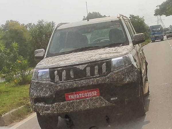 Mahindra TUV300 Spy Pics: नई महिंद्रा टीयूवी300 'बोलेरो' बैज के साथ टेस्ट करते आई नजर, जानें