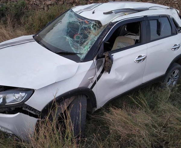 20 फीट गहरी खाई में गिरकर भी मारुति विटारा ब्रेजा ने बचा ली सवारों की जान, जानें कैसे